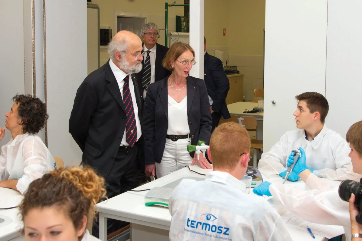 Erwin Neher (who, along with Bert Sakmann, won the Nobel Prize in Medicine in 1991) and Eva-Maria Neher at TERMOSZ Laboratory (Radnóti Miklós Experimental Grammar School, Szeged)